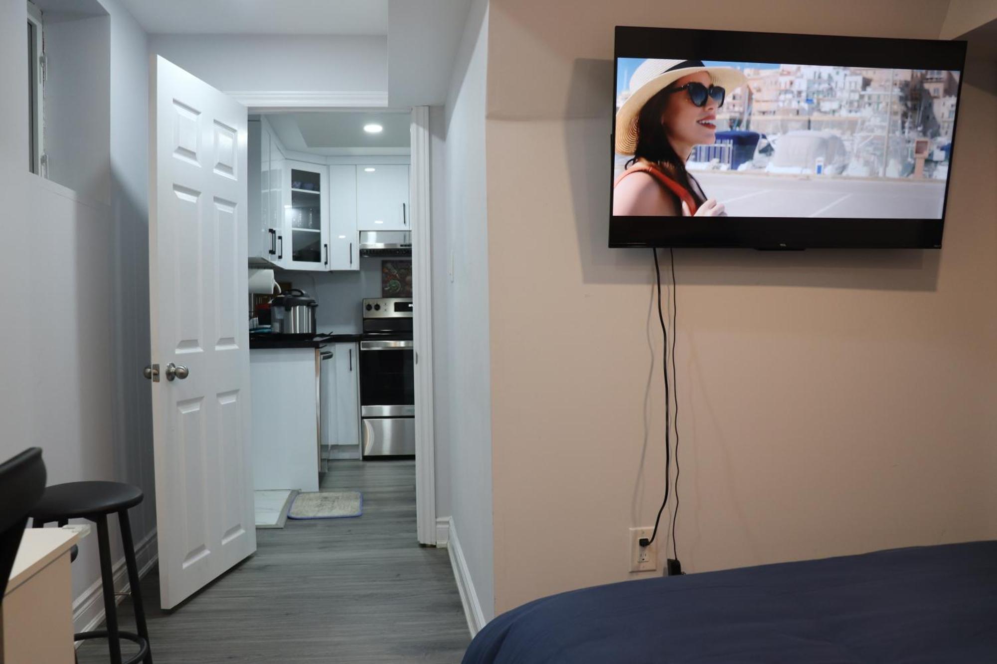 Garden 2 Bedroom Apt - Free Parking Wifi Laundry Workstation Brampton Exteriör bild