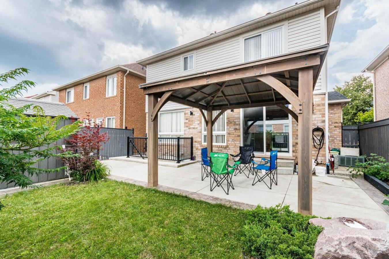 Garden 2 Bedroom Apt - Free Parking Wifi Laundry Workstation Brampton Exteriör bild