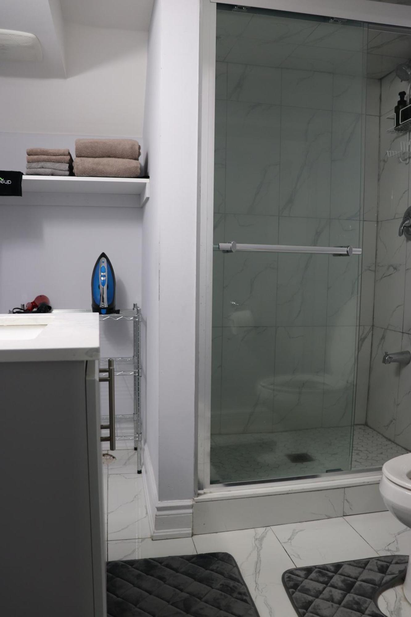 Garden 2 Bedroom Apt - Free Parking Wifi Laundry Workstation Brampton Exteriör bild