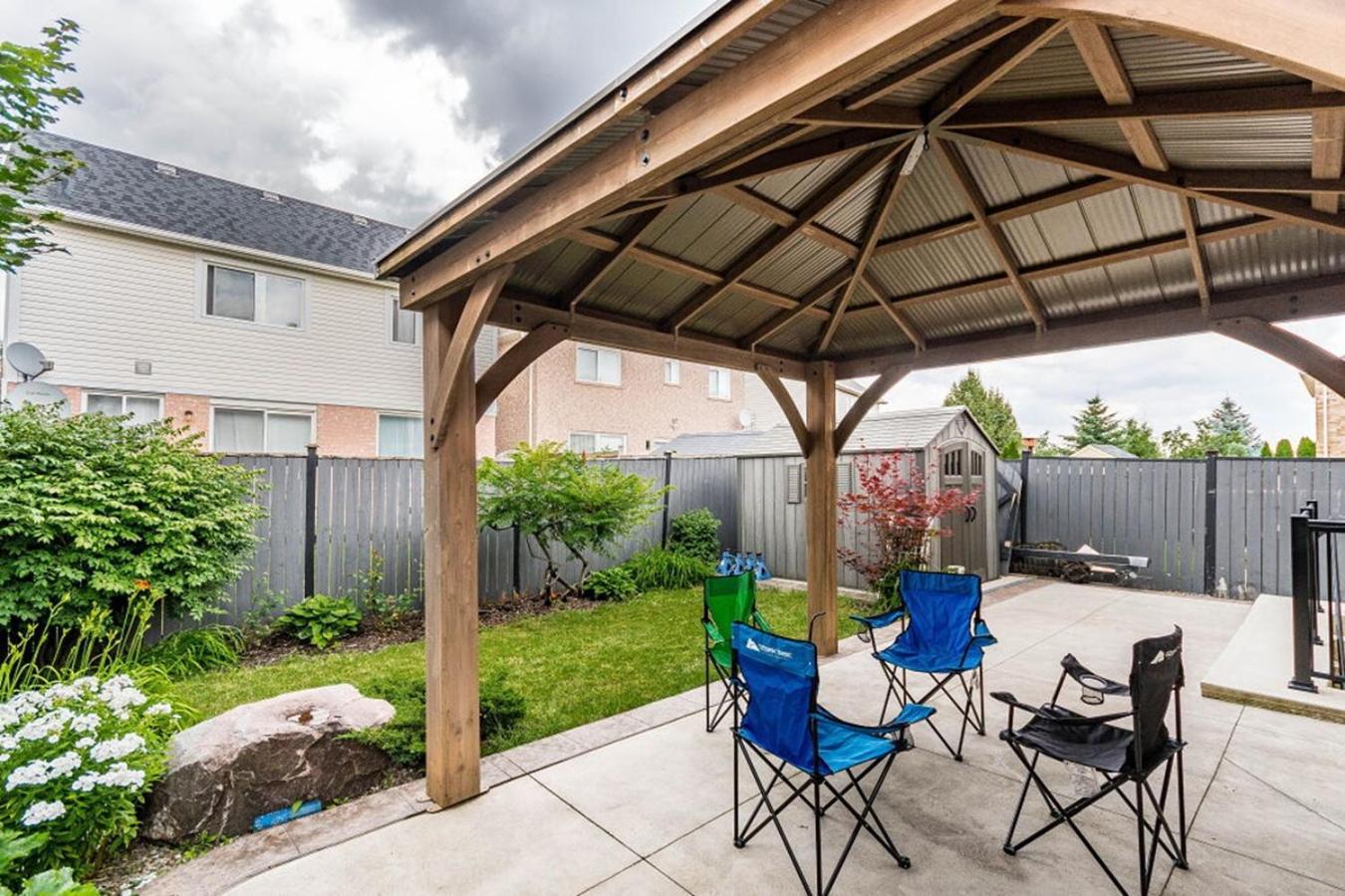 Garden 2 Bedroom Apt - Free Parking Wifi Laundry Workstation Brampton Exteriör bild
