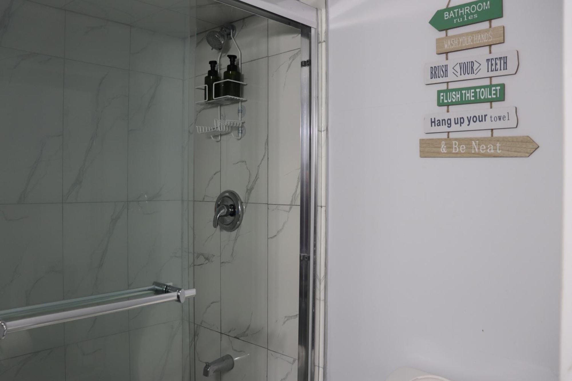 Garden 2 Bedroom Apt - Free Parking Wifi Laundry Workstation Brampton Exteriör bild