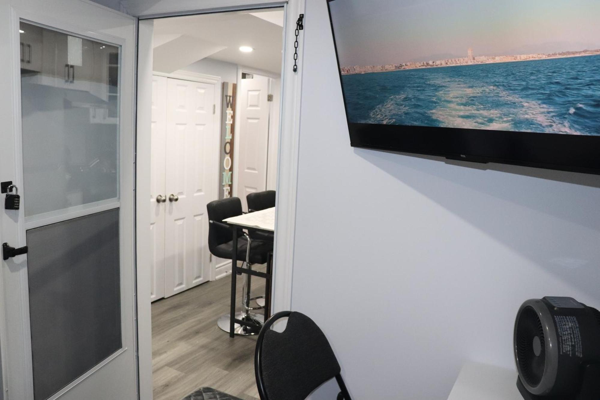 Garden 2 Bedroom Apt - Free Parking Wifi Laundry Workstation Brampton Exteriör bild